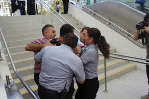 Bursa'da hastanede &ccedil;ocuk ka&ccedil;ırma tatbikatını izleyenler ger&ccedil;ek sandı