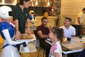 İstanbul'da robot garsonlar iş başında