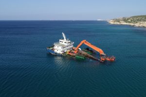 Bozcaada'da karaya oturan gemi i&ccedil;in &ccedil;alışmalar başladı
