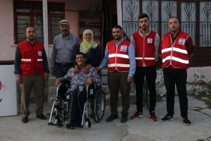 Kızılay'dan engellilere tekerlekli sandalye yardımı
