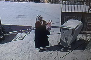 'B&uuml;y&uuml; var' diyerek kandırıp 28 bin TL'lik altını &ccedil;aldılar
