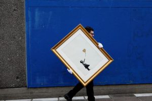 İngiliz sokak sanat&ccedil;ısı Banksy'nin eseri daha &ccedil;alındı
