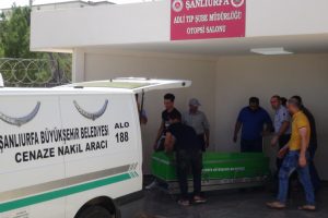 Terastan d&uuml;şen yaşlı adam &ouml;ld&uuml;