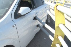 Bariyer demirleri otomobile ok gibi saplandı