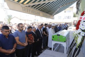 Kazada &ouml;len belediye &ccedil;alışanı toprağa verildi