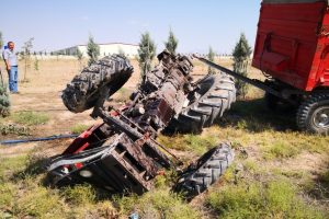 Aksaray'da tır trakt&ouml;re &ccedil;arptı: 2 yaralı