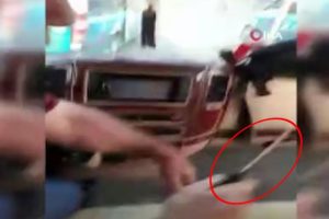 Minib&uuml;s&ccedil;&uuml;ler arasında bı&ccedil;ak ve levyeli kavga