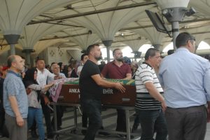 Kocası tarafından &ouml;ld&uuml;r&uuml;len kadın toprağa verildi