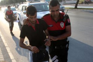 Eşiyle tartışan hamile kadın kendini otomobilden attı