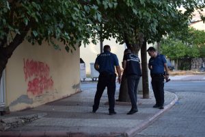 Balkondan d&uuml;şen 3 yaşındaki &ccedil;ocuk yaralandı