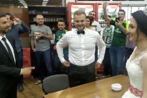 Bursasporlu taraftarlardan gelin ve damada s&uuml;rpriz