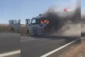 Tekirdağ'da seyir halindeki kamyon alev alev yandı