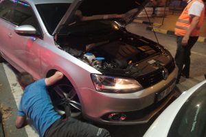 Motora giren yavru kedi s&uuml;r&uuml;c&uuml;ye zor anlar yaşattı