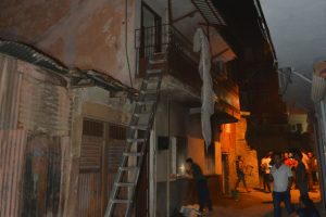 Evi, kendisi, eski eşi ve &ccedil;ocuğu i&ccedil;erideyken yaktı
