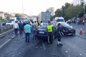 TEM'de zincirleme kaza: 1'i ağır, 4 yaralı