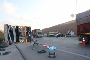 TIR ile kamyon &ccedil;arpıştı: 2 yaralı