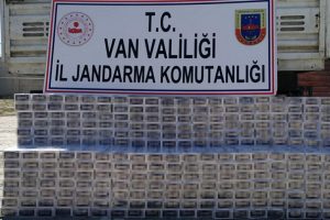 Soğan &ccedil;uvallarının altından 4 bin paket ka&ccedil;ak sigara &ccedil;ıktı