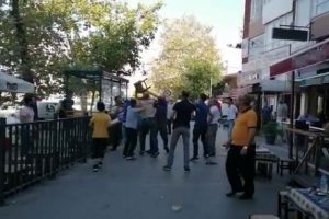 İki kişi arasında &ccedil;ıkan kavgada tabureler havada u&ccedil;uştu
