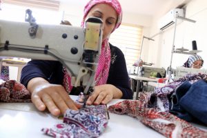 Kadınlar hem meslek &ouml;ğreniyor hem de aile b&uuml;t&ccedil;esine katkı sağlıyor