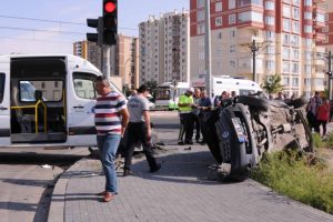 &Ouml;ğrenci servisi ile otomobil &ccedil;arpıştı: 9 yaralı