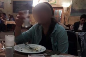 Bursa'da 2,5 yaşındaki &ccedil;ocuğu i&ccedil;ki masasına oturtup, rakı i&ccedil;irdiler