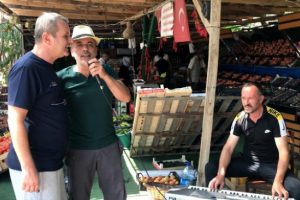 Bursalı manavdan m&uuml;şterilerine canlı m&uuml;zik ziyafeti