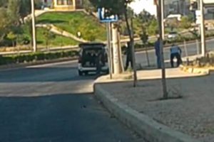 Kaldırım taşlarını s&ouml;kt&uuml;r&uuml;p iş yerinin &ouml;n&uuml;ne d&ouml;şetti, g&ouml;zaltına alındı