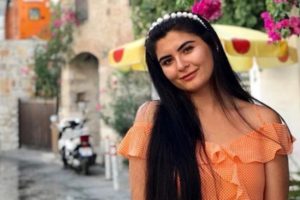 Gelin adayı Hanife 'İyice soyundun' eleştirilerini ti'ye aldı