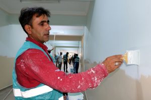 Van'da y&uuml;k&uuml;ml&uuml;ler, okulları boyayarak eğitime hazırlıyor