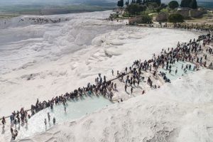 Pamukkale'ye &uuml;&ccedil; ayda 1 milyon ziyaret&ccedil;i