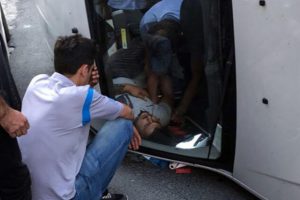 Acısını unutup ara&ccedil;ta sıkışan arkadaşının kurtarılmasını bekledi