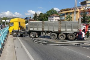 TIR, otomobile &ccedil;arptı, D-100 ulaşıma kapandı