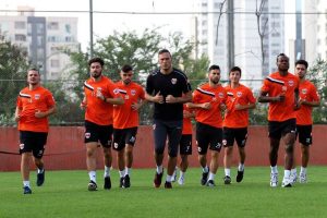 Adanaspor &ccedil;ift idmanla &ccedil;alışıyor