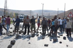Katı atık toplayanlar, &ccedil;&ouml;p depolama alanının yolunu taşla trafiğe kapattı