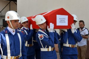 Kazada &ouml;len uzman &ccedil;avuşu, 25 g&uuml;nl&uuml;k eşi ağıtlarla uğurladı