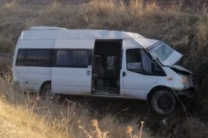 Minib&uuml;s şarampole devrildi: 2 yaralı