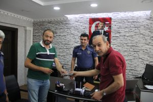 Bulduğu 10 bin doları sahibine teslim etti