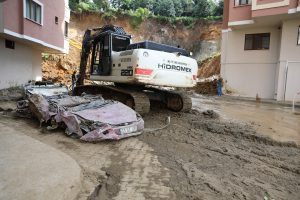 Heyelan altında kalan 4 otomobilden 2'sine ulaşıldı