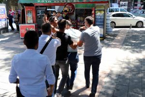 Şehitler Abidesi &ouml;n&uuml;ndeki HDP eylemine tepki g&ouml;sterdi