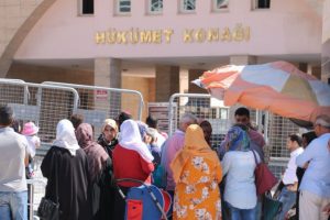 'Kanada'ya m&uuml;lteci alınacak' s&ouml;ylentisi, Suriyelileri valilik binasına akın ettirdi