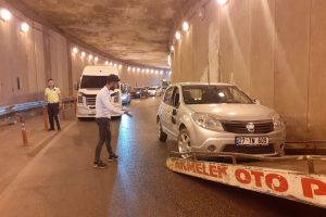 Virajı alamayan otomobil beton duvara &ccedil;arptı