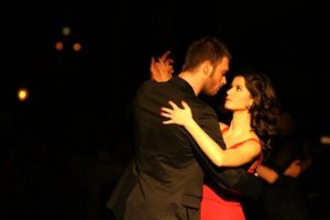 Netflix'ten Beren Saat ve Kıvan&ccedil; Tatlıtuğ'a rekor teklif!