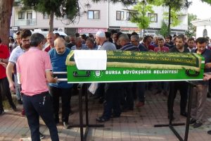 Bursa'da 7 g&uuml;nd&uuml;r &ouml;l&uuml;mle savaşan gen&ccedil; son yolculuğuna uğurlandı