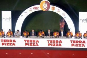 Galatasaray'dan T&uuml;rk Telekom Stadyumu'nda imza şov