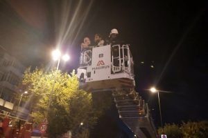 İstanbul'da stadın aydınlatma direğinde intihar girişimi