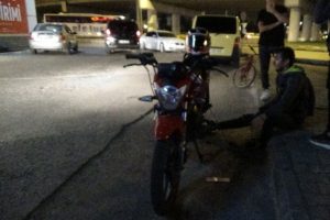 Hırsını alamayan s&uuml;r&uuml;c&uuml; &ouml;nce otob&uuml;se, sonra motosiklete &ccedil;arpıp ka&ccedil;tı