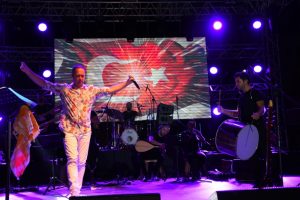 S&uuml;mer Ezg&uuml;'den Salihli'de t&uuml;rk&uuml; ziyafeti