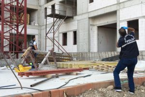 Bursa'da 7'nci kattan d&uuml;şen inşaat iş&ccedil;isi &ouml;ld&uuml;