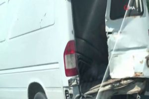 Kapısız minib&uuml;s&uuml;n kasasında tehlikeli yolculuk