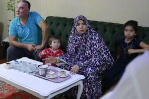 Kendisini doktor olarak tanıtan Suriyeli kadın, evini muayenehaneye &ccedil;evirmiş